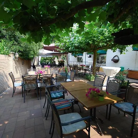 Boutique De Rozenhof מלון 3*